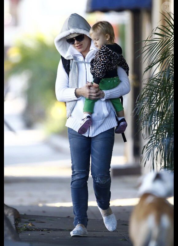 Exclu - Pink et sa petite Willow s'offrent une promenade dans les rues de Malibu, le 10 Novembre 2012