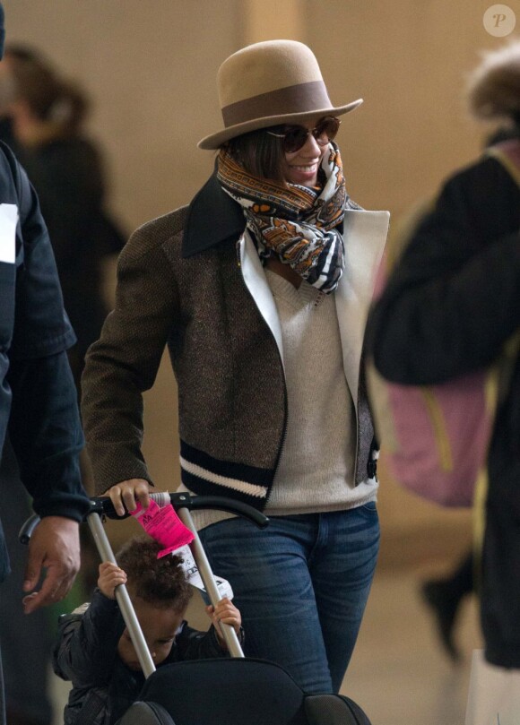 Alicia Keys et son fils Egypt arrivent à l'aéroport de Roissy, à Paris, le 12 novembre 2012.