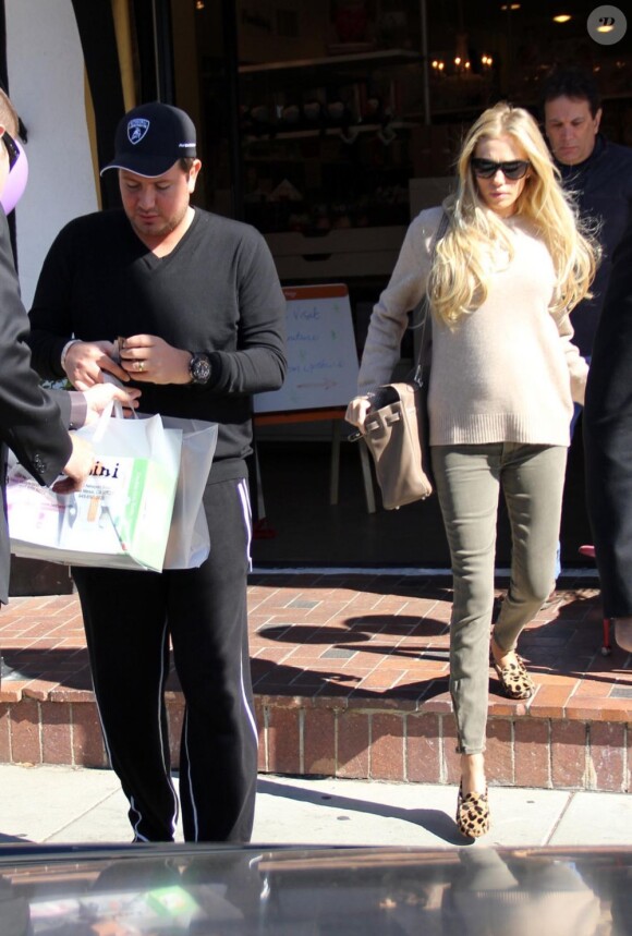 Petra Ecclestone, son petit ventre et son mari James Stunt font leurs courses avant l'arrivée du bébé au Bel Bambini de Los Angeles le 10 novembre 2012