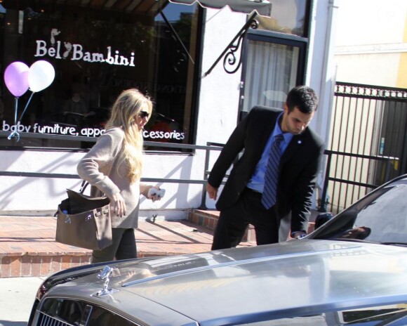Petra Ecclestone embarque dans sa discrète voiture après avoir fait ses courses au Bel Bambini de Los Angeles le 10 novembre 2012