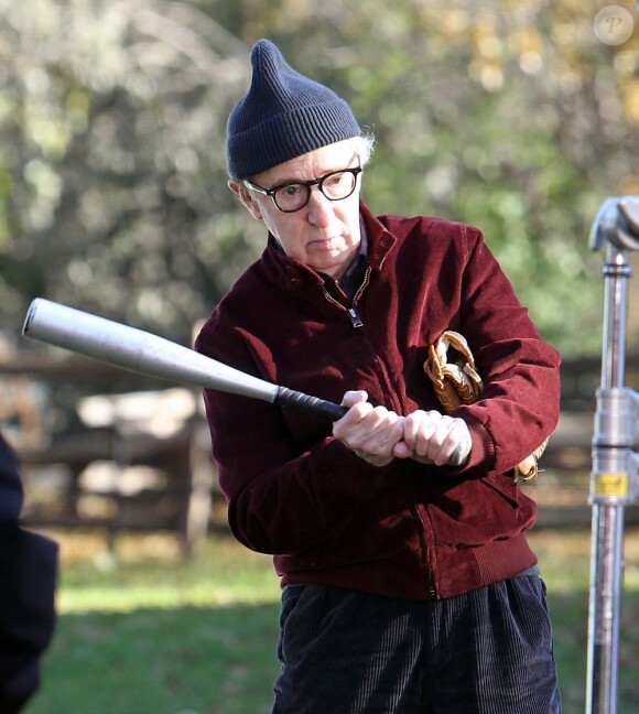 Woody Allen joue au base-ball sur le tournage de Fading Gigolo le 14 novembre 2012 à New York