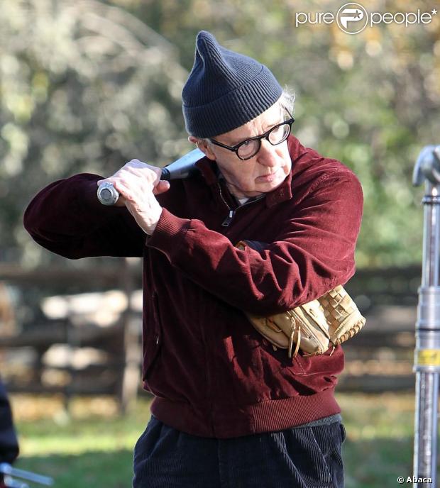 Woody Allen se met au base-ball sur le tournage de Fading Gigolo le 14 novembre 2012 à New York