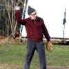 Woody Allen montre ses talents au base-ball sur le tournage de Fading Gigolo le 14 novembre 2012 à New York