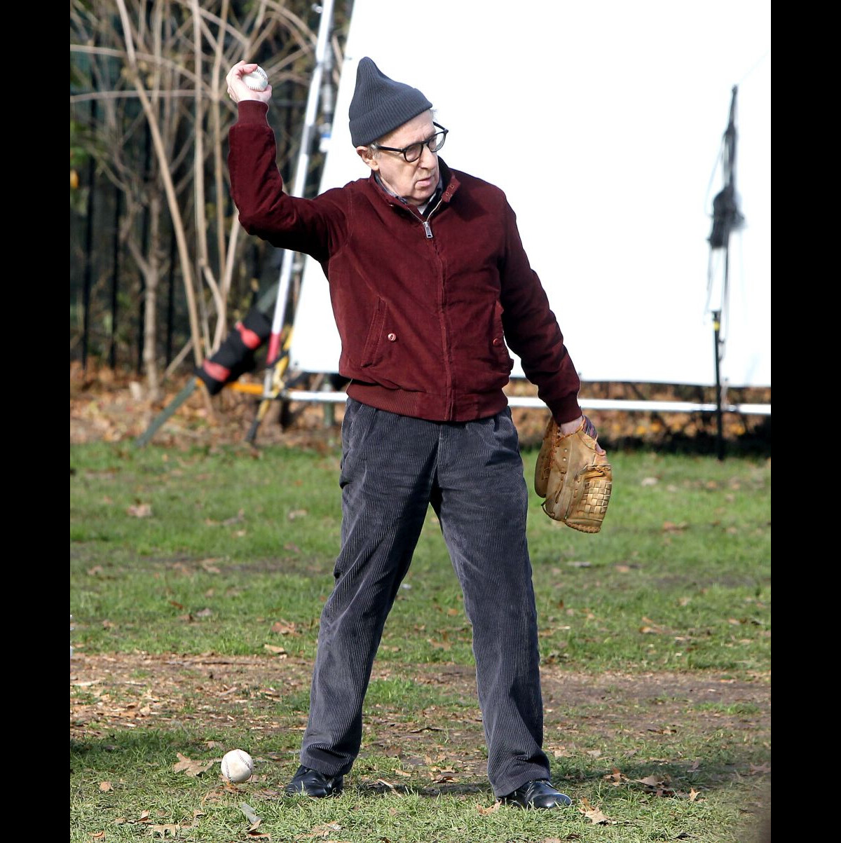 Vidéo Woody Allen montre ses talents au baseball sur le tournage de