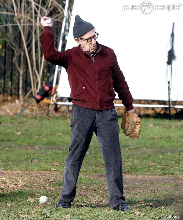 Woody Allen montre ses talents au base-ball sur le tournage de Fading Gigolo le 14 novembre 2012 à New York