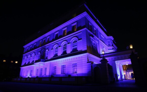 Clarence House, résidence officielle à Londres du prince Charles et de Camilla Parker Bowles, s'est parée de bleu pour la Journée mondiale du diabète, cause que soutient la duchesse. Le couple était simultanément en Océanie pour sa tournée du jubilé de diamant.