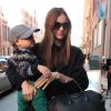 Miranda Kerr, lookée, se promène à New York avec son adorable fils Flynn le 14 novembre 2012