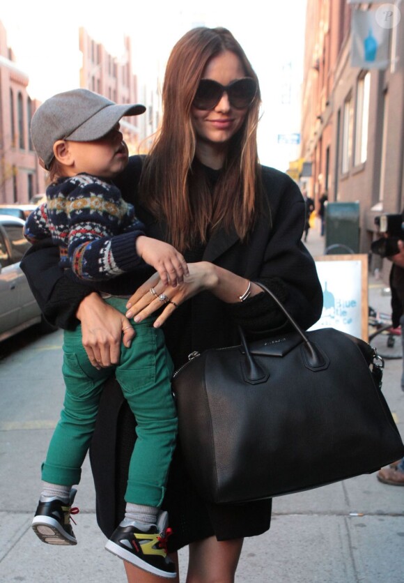 Miranda Kerr, lookée, se promène à New York avec son adorable fils Flynn le 14 novembre 2012