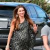 Sofia Vergara faussement enceinte sur le tournage de Modern Family à Long Beach en Californie le 14 novembre 2012.
