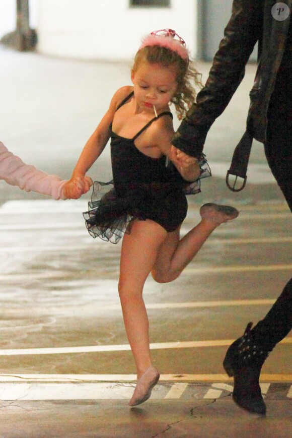 Harlow, 4 ans, adorable en tenue de ballerine à l'issue de son cours de danse. West 4 , le 15 novembre 2012.