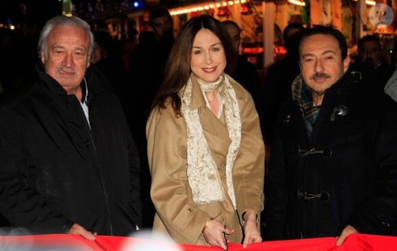 Elsa Zylberstein, Patrick Timsit et Marcel Campion à la soirée d'inauguration du village de Noël des Champs-Élysées, le 16 novembre 2012.