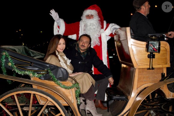 Elsa Zylberstein, Patrick Timsit et le Père Noël lors de la soirée d'inauguration du village de Noël des Champs-Élysées, le 16 novembre 2012.