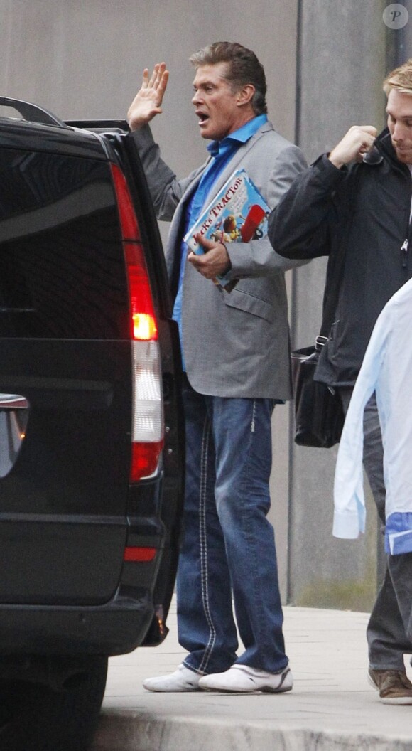 Le comédien américain David Hasselhoff et sa petite amie Hayley Roberts à Manchester, le 16 novembre 2012.
