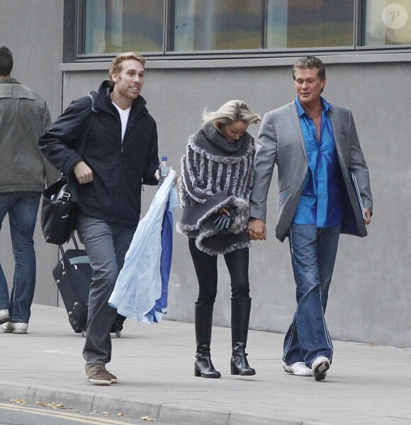 Le comédien David Hasselhoff et sa petite amie Hayley Roberts à Manchester, le 16 novembre 2012.