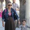 Sarah Michelle Gellar, enceinte de son fils Rocky James, avec sa fille Charlotte à Beverly Hills, le 14 septembre 2012.
