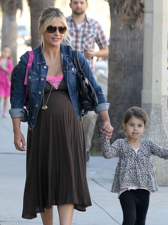 Sarah Michelle Gellar, enceinte de son fils Rocky James, avec sa fille Charlotte à Beverly Hills, le 14 septembre 2012.
