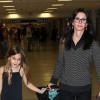 Courteney Cox et sa fille Coco Arquette à l'aéroport de Miami avant de partir en vacances, le 17 novembre 2012.