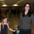Courteney Cox et sa fille Coco Arquette à l'aéroport de Miami avant de partir en vacances, le 17 novembre 2012.