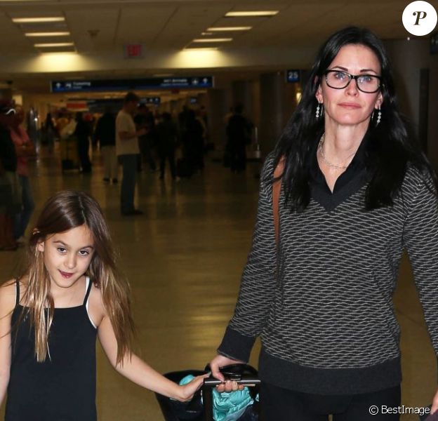 Courteney Cox et sa fille Coco Arquette à l'aéroport de Miami avant de partir en vacances, le 17 novembre 2012.