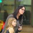 L'ex-star de  Friends  Courteney Cox et sa fille Coco Arquette à l'aéroport de Miami, le 17 novembre 2012.