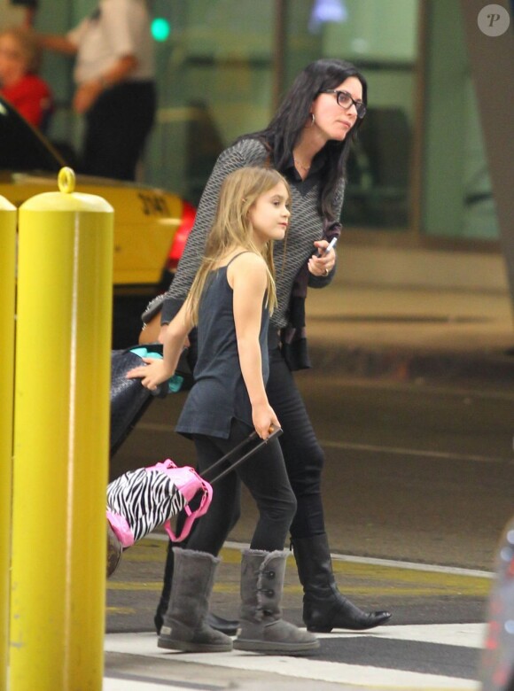 L'ex-star de Friends Courteney Cox et sa fille Coco Arquette à l'aéroport de Miami, le 17 novembre 2012.