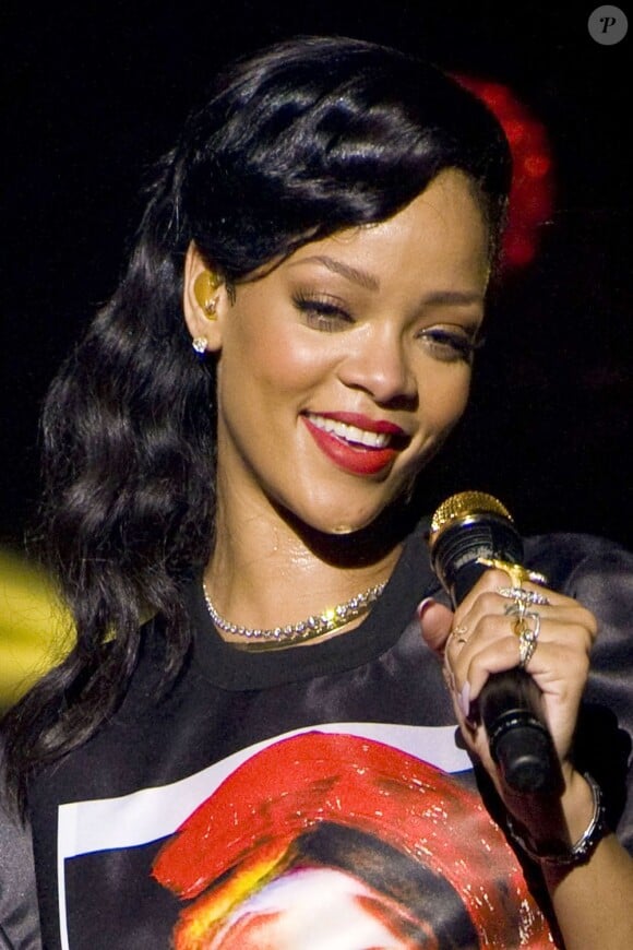 Rihanna complice avec son public dans le cadre de sa tournée 777 Tour. Elle donnait un concert exceptionnel le 17 novembre au Trianon à Paris.