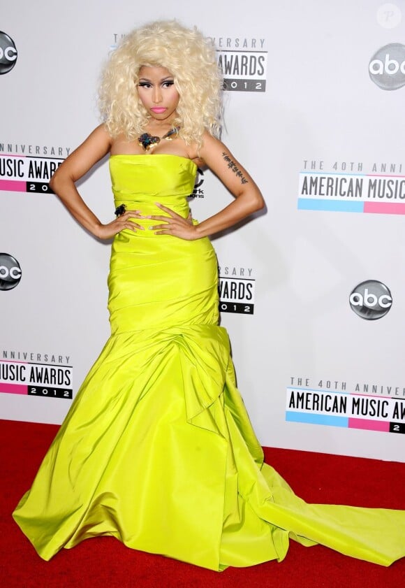Nicki Minaj portait une robe Monique Lhuillier à la 40e cérémonie des American Music Awards à Los Angeles, le 18 novembre 2012.