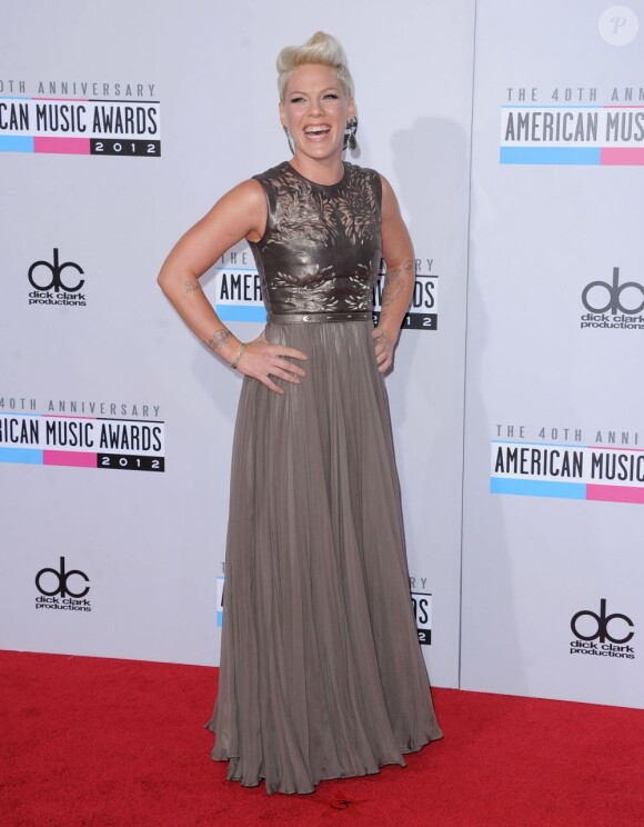 Pink était particulièrement féminine à la 40e cérémonie des American Music Awards à Los Angeles, le 18 novembre 2012.
