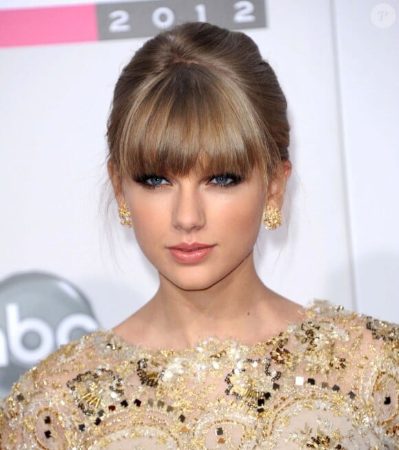 Taylor Swift très en beauté à la 40e cérémonie des American Music Awards à Los Angeles, le 18 novembre 2012.