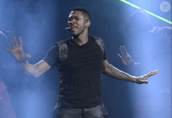 Usher ouvre la cérémonie des American Music Awards avec un medley - Numb / Climax / Can't Stop Won't Stop - à Los Angeles, le 18 novembre 2012.