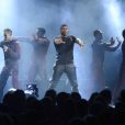 Usher ouvre la cérémonie des American Music Awards avec un medley -  Numb  /  Climax  /  Can't Stop Won't Stop  - à Los Angeles, le 18 novembre 2012.
