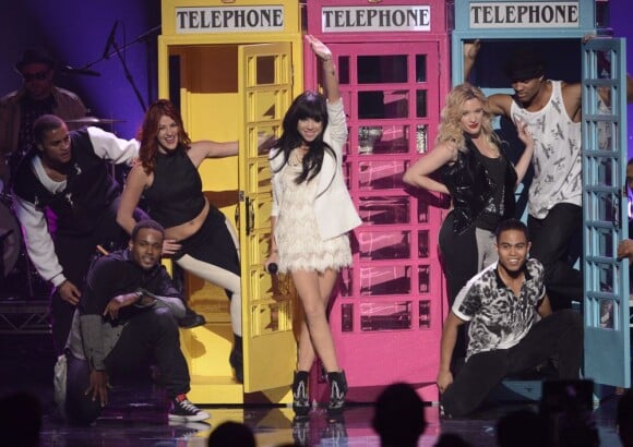 Carly Rae Jepsen chante ses titres This Kiss et Call Me Baby à la cérémonie des American Music Awards à Los Angeles, le 18 novembre 2012.