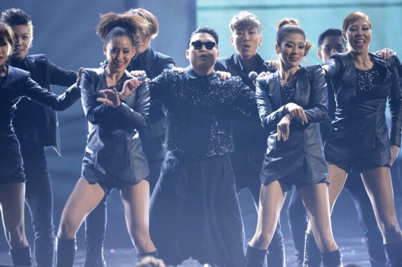 PSY chante son tube Gangnam Style à la cérémonie des American Music Awards à Los Angeles, le 18 novembre 2012.