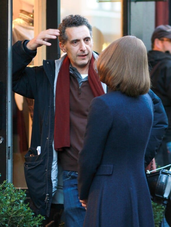 Le réalisateur John Turturro et Vanessa Paradis en grande discussion avant le tournage d'une scène sur le tournage de Fading Gigolo à West Village, Manhattan, le 17 novembre 2012.