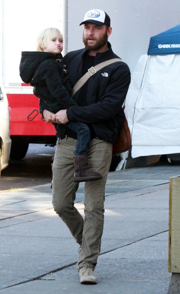 Liev Schreiber et son fils Alexander sur le tournage de Fading Gigolo à New York, le 17 novembre 2012.
