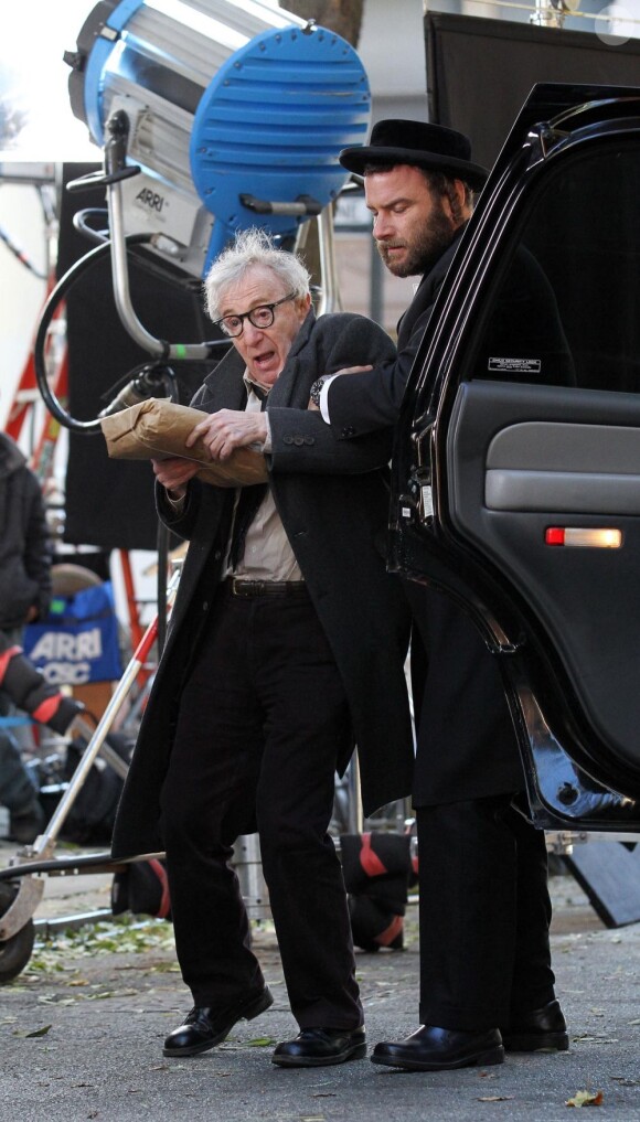 Liev Schreiber et un Woody Allen fou sur le tournage de Fading Gigolo à West Village, Manhattan, le 17 novembre 2012.