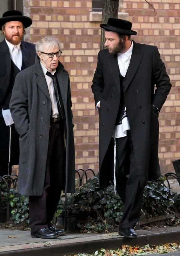 Liev Schreiber et Woody Allen discutent sur le tournage de Fading Gigolo à West Village, Manhattan, le 17 novembre 2012.