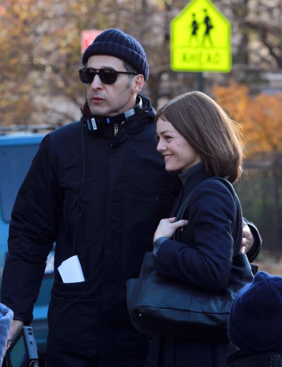 Vanessa Paradis et le réalisateur-acteur John Turturro ssur le tournage de Fading Gigolo à West Village, Manhattan, le 17 novembre 2012.