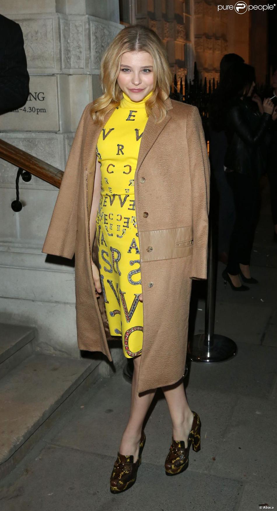 Chloë Moretz quitte la maison de commissaires-priseurs Christie&#039;s après avoir assisté à la vente aux enchères de la Designer Pudsey 2012 collection au profit du programme Children in Need de la BBC. Londres, le 15 novembre 2012.