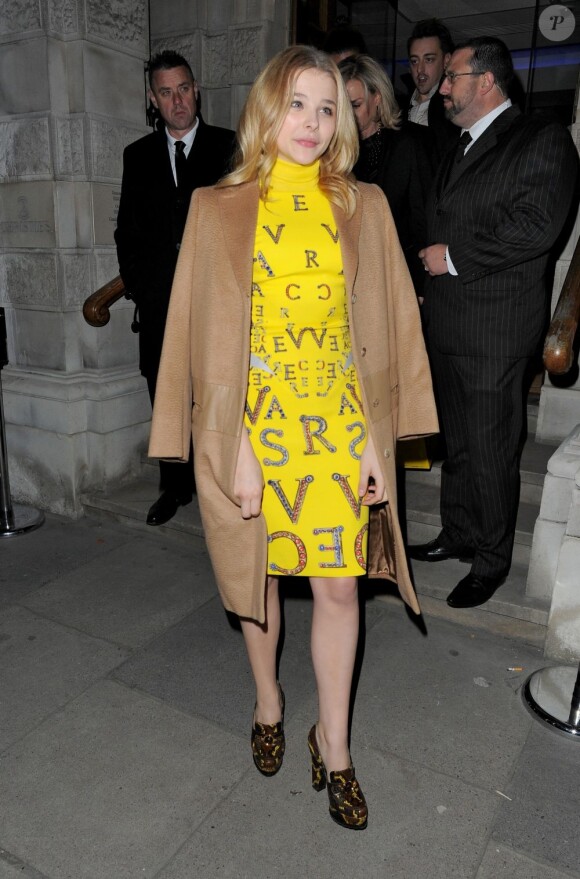Chloë Moretz, ravissante en robe Versace, quitte la maison de commissaires-priseurs Christie's à l'issue de la vente aux enchères de la Designer Pudsey 2012 collection au profit du programme Children in Need de la BBC. Londres, le 15 novembre 2012.