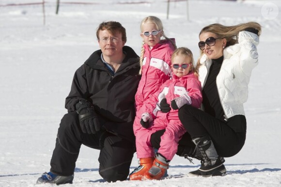 Le prince Friso d'Orange-Nassau et la princesse Mabel avec leurs filles les comtesses Luana et Zaria le 19 février 2011 à Lech am Arlberg.