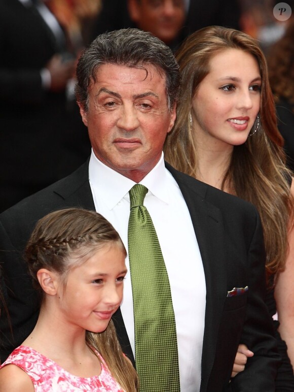 Sylvester Stallone avec ses filles Sophia et Scarlet à l'avant-première de Expendables à Londres le 13 août 2012.