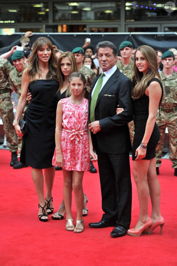 Sylvester Stallone avec ses filles Sophia, Scarlet, Sistine et sa femme Jennifer, à l'avant-première de Expendables à Londres le 13 août 2012.