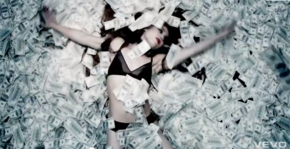 The Rolling Stones : image du clip de Doom and Gloom, réalisé par Jonas Akerlund, avec Noomi Rapace. Extrait de l'album GRRR! (novembre 2012).