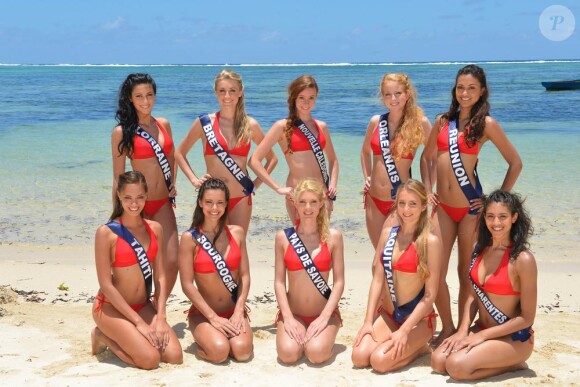 Les Miss Tahiti, Bourgogne, Pays de Savoie, Aquitaine, Poitou-Charentes, Lorraine, Bretagne, Nouvelle Calédonie, Orléanais et Réunion se dévoilent en bikini sur les plages de l'île Maurice en novembre 2012 avant l'élection de Miss France 2013, le 8 décembre sur TF1