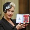 Kate Winslet arbore son insigne de Commandant dans l'Ordre de l'Empire Britannique, le 21 novembre 2012 à Londres.