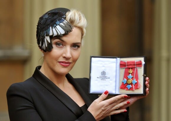 Kate Winslet arbore son insigne de Commandant dans l'Ordre de l'Empire Britannique, le 21 novembre 2012 à Londres.