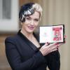 Ravissante Kate Winslet pour la remise de son insigne de Commandant dans l'Ordre de l'Empire Britannique, le 21 novembre 2012.