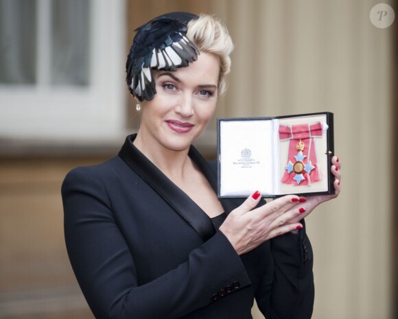 Ravissante Kate Winslet pour la remise de son insigne de Commandant dans l'Ordre de l'Empire Britannique, le 21 novembre 2012.