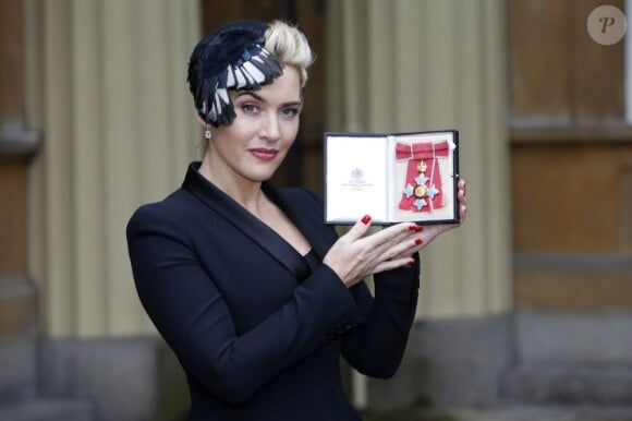 Kate Winslet, glamour à souhait avec son insigne de Commandant dans l'Ordre de l'Empire Britannique, le 21 novembre 2012.